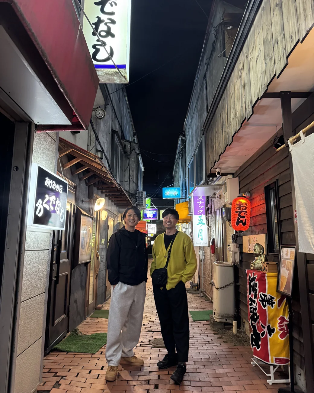 北海道の街を歩く高堀と中川